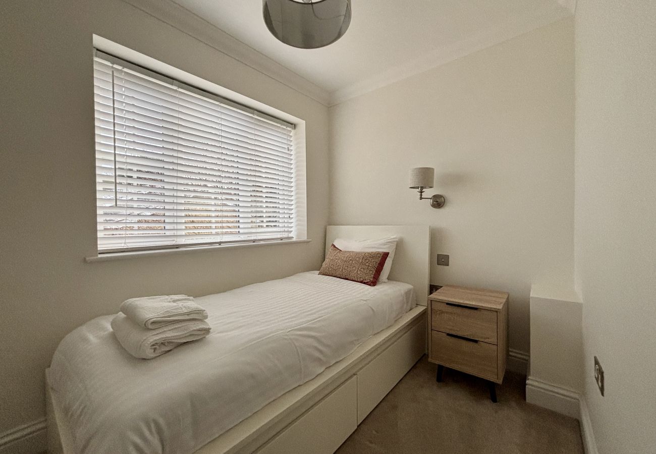 House in Ascot - Ascot Stylish 3 Bedroom House with Driveway