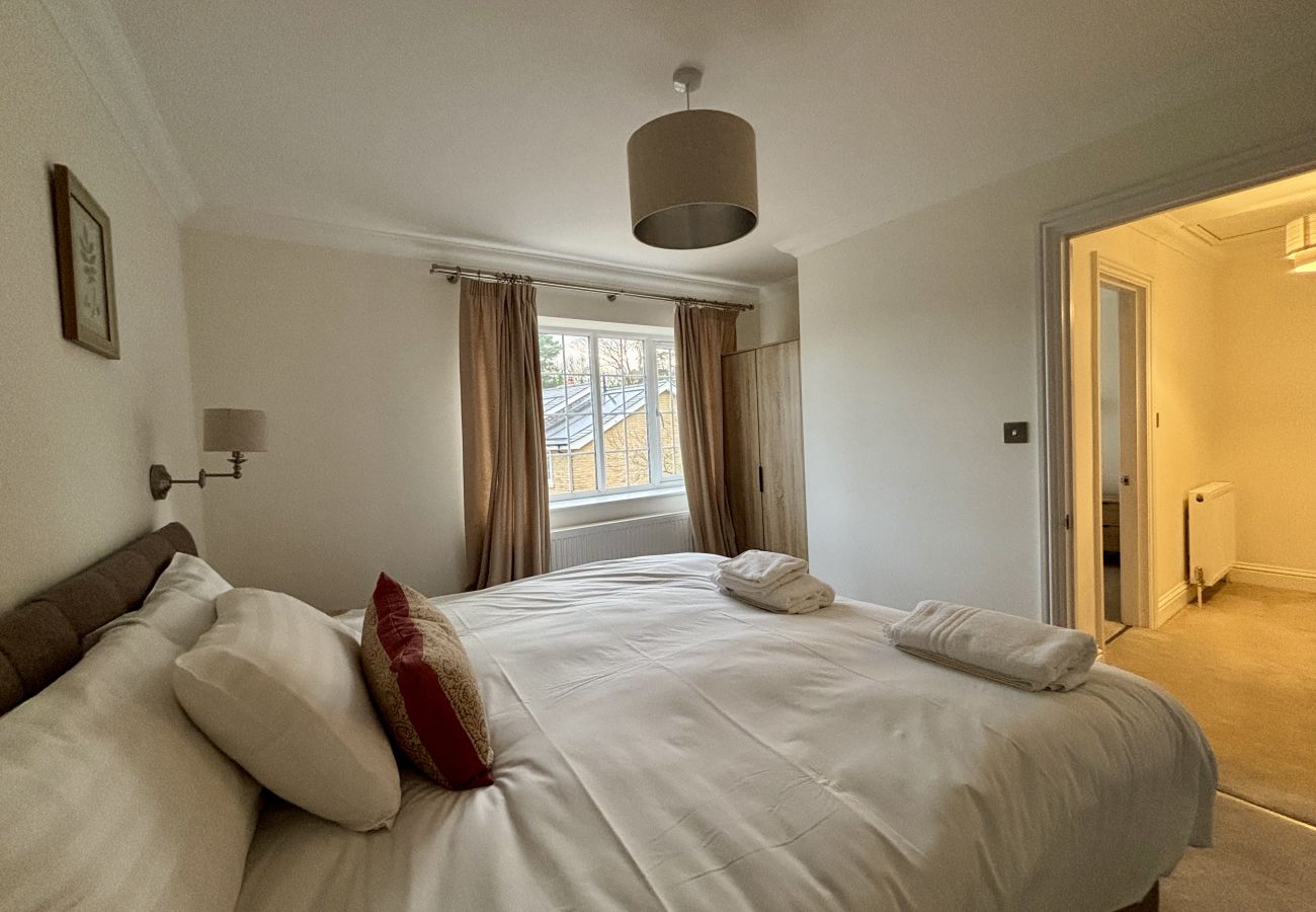 House in Ascot - Ascot Stylish 3 Bedroom House with Driveway