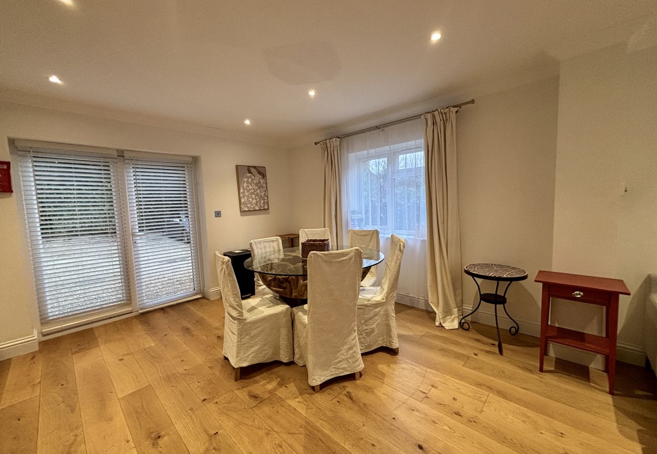 House in Ascot - Ascot Stylish 3 Bedroom House with Driveway