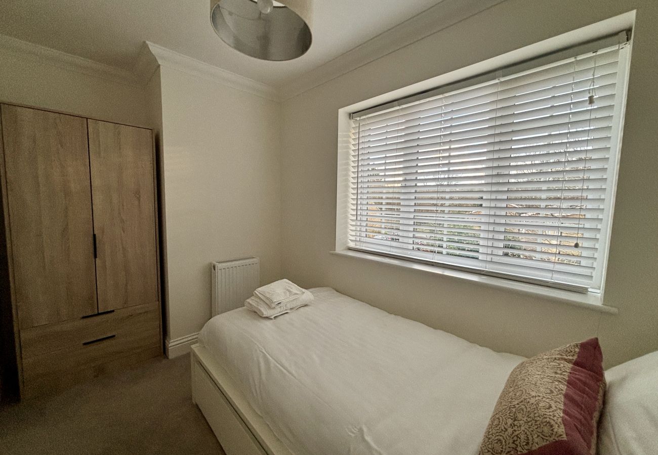 House in Ascot - Ascot Stylish 3 Bedroom House with Driveway