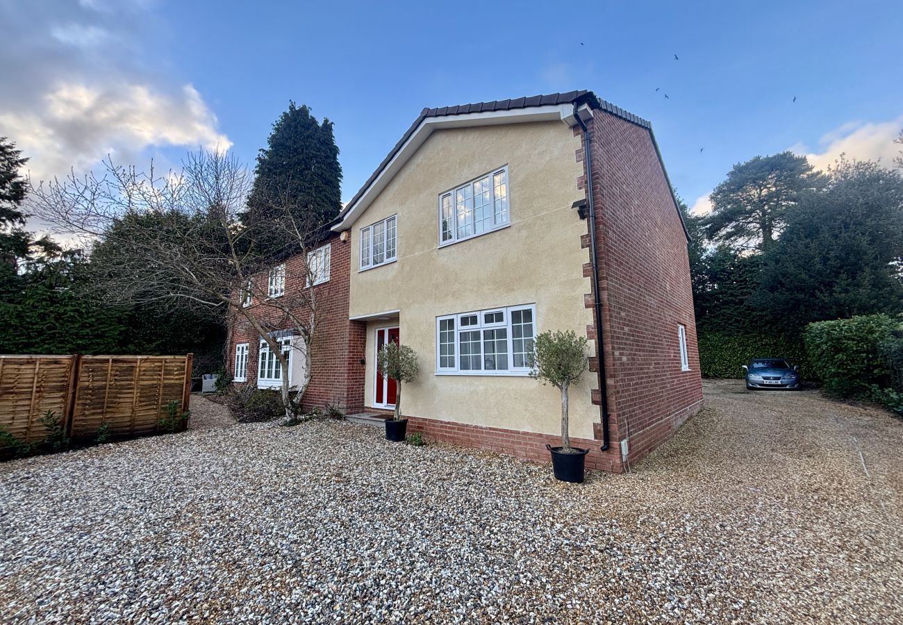 House in Ascot - Ascot Stylish 3 Bedroom House with Driveway