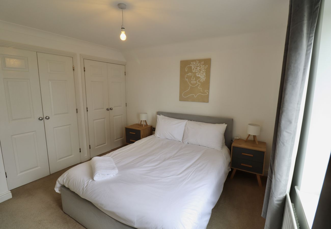 House in Ascot - Ascot Four Bedroom House With Garden