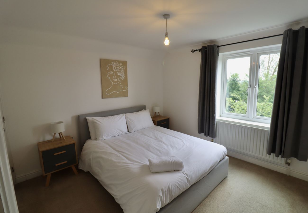 House in Ascot - Ascot Four Bedroom House With Garden