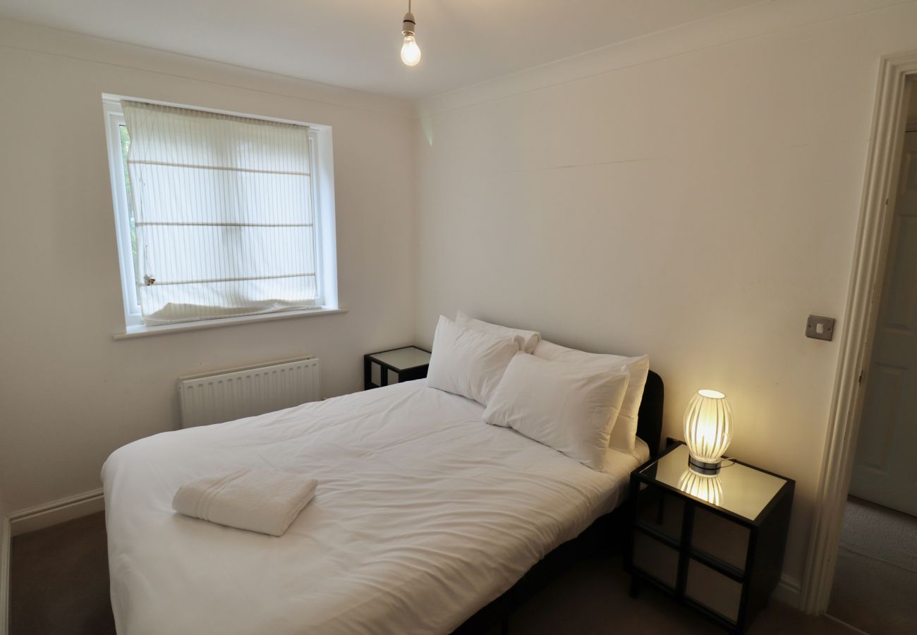 House in Ascot - Ascot Four Bedroom House With Garden