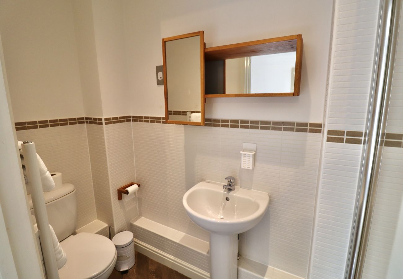 House in Ascot - Ascot Four Bedroom House With Garden