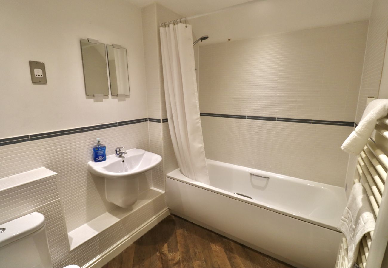 House in Ascot - Ascot Four Bedroom House With Garden
