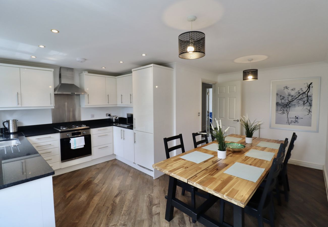 House in Ascot - Ascot Four Bedroom House With Garden