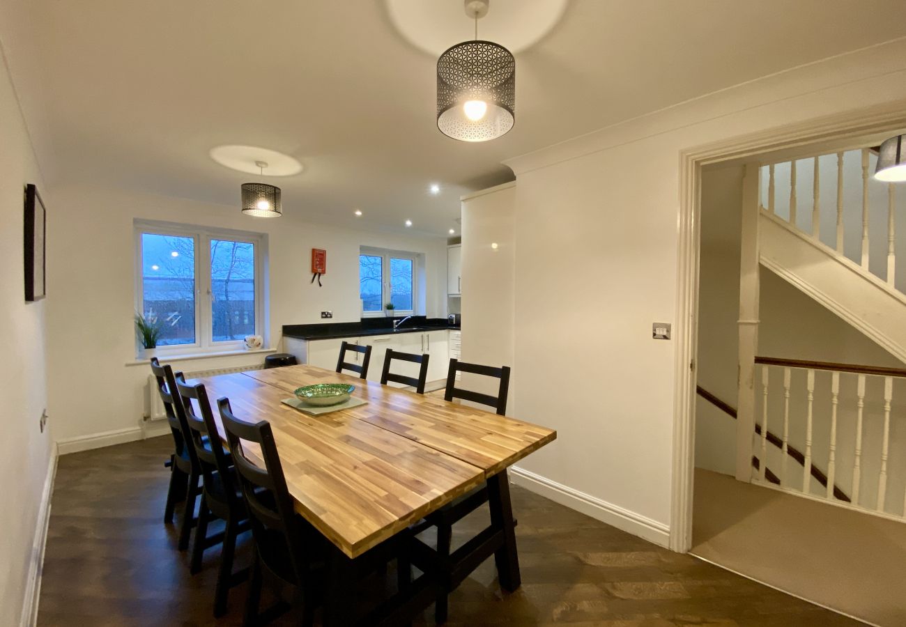 House in Ascot - Ascot Four Bedroom House With Garden