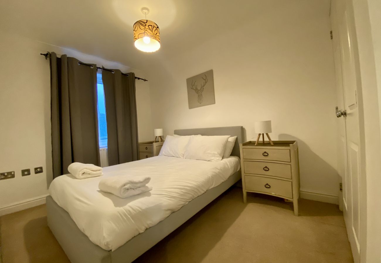 House in Ascot - Ascot Four Bedroom House With Garden