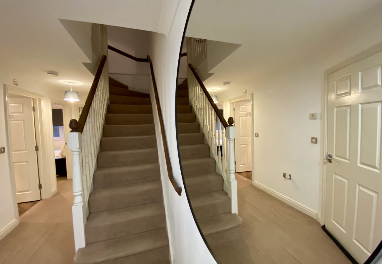 House in Ascot - Ascot Four Bedroom House With Garden