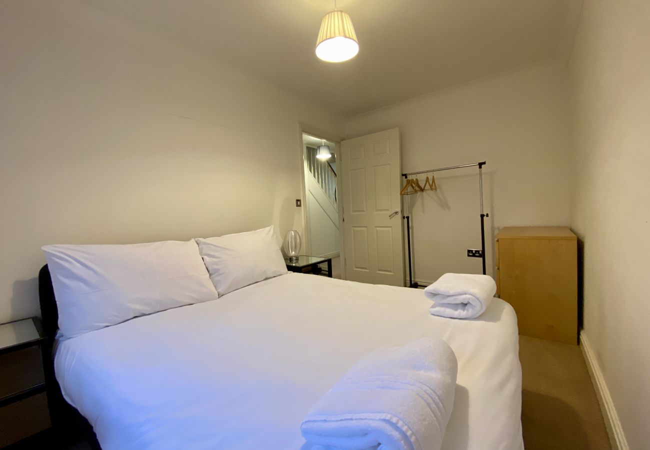 House in Ascot - Ascot Four Bedroom House With Garden