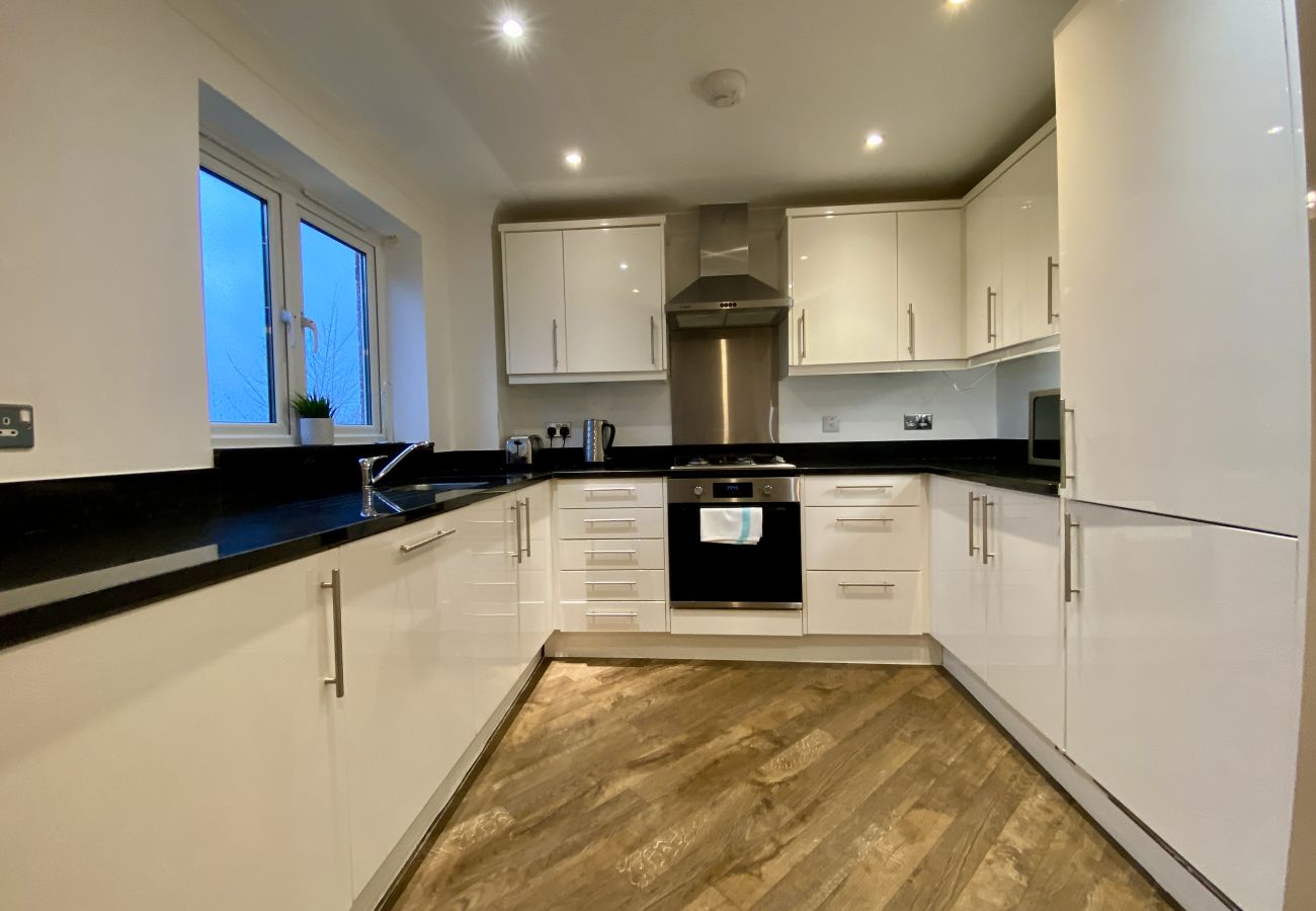 House in Ascot - Ascot Four Bedroom House With Garden