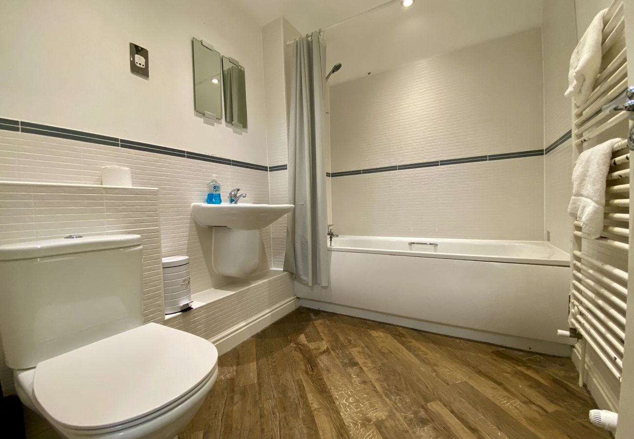 House in Ascot - Ascot Four Bedroom House With Garden