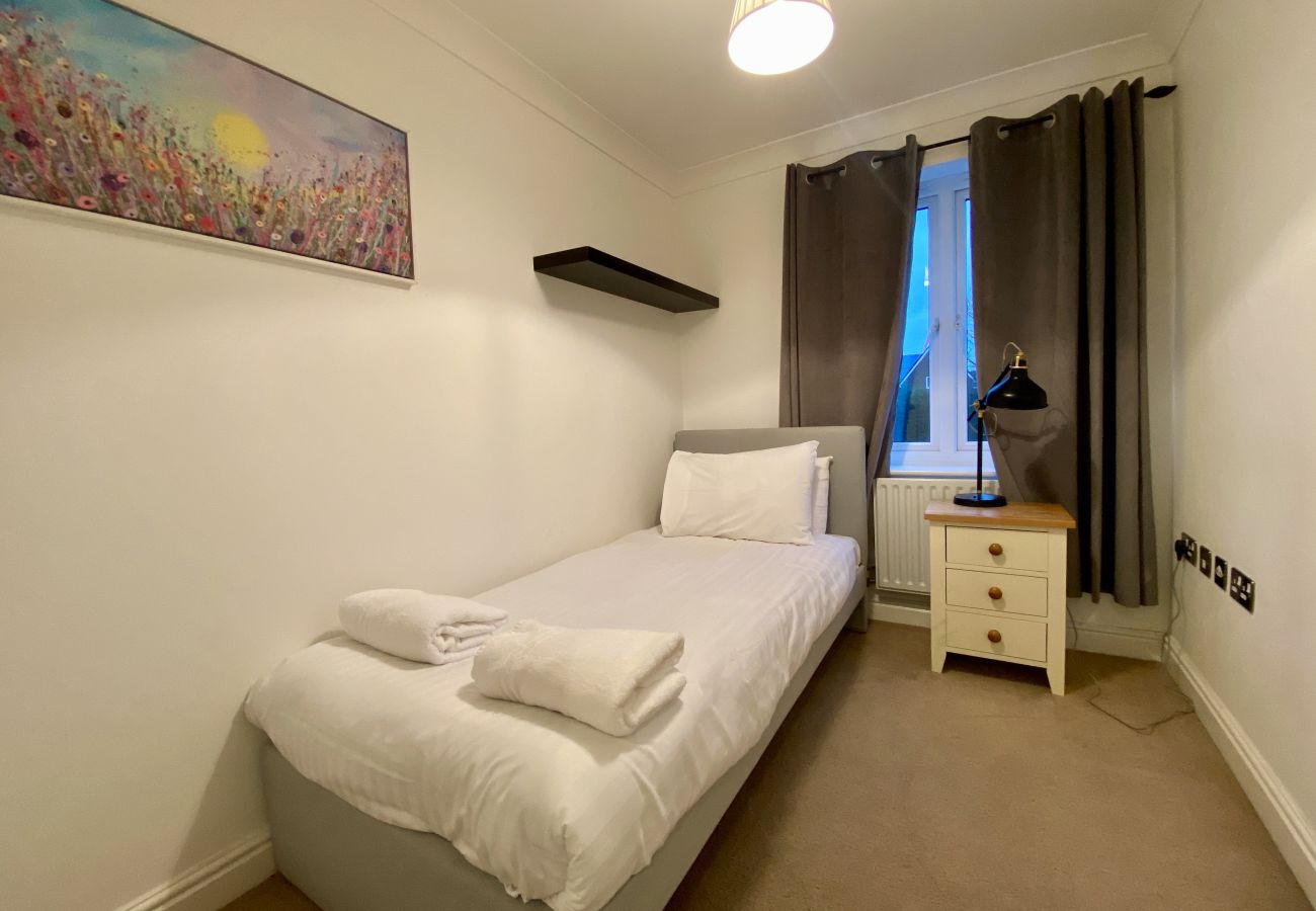 House in Ascot - Ascot Four Bedroom House With Garden