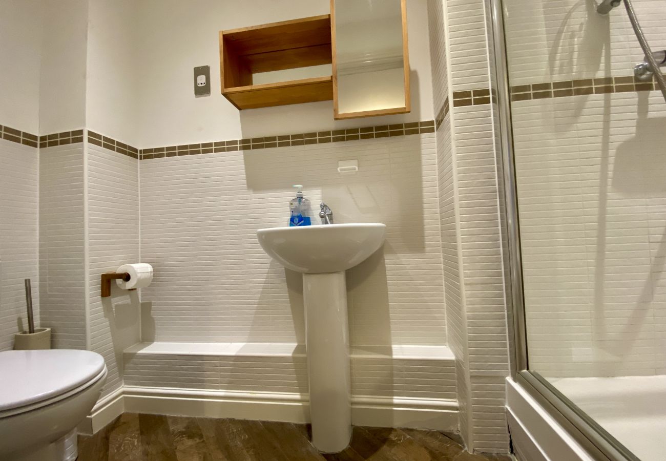 House in Ascot - Ascot Four Bedroom House With Garden