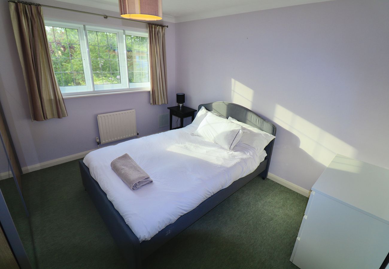 House in Winchester - Spacious 4 Bed Home in Winchester with Garden & Parking