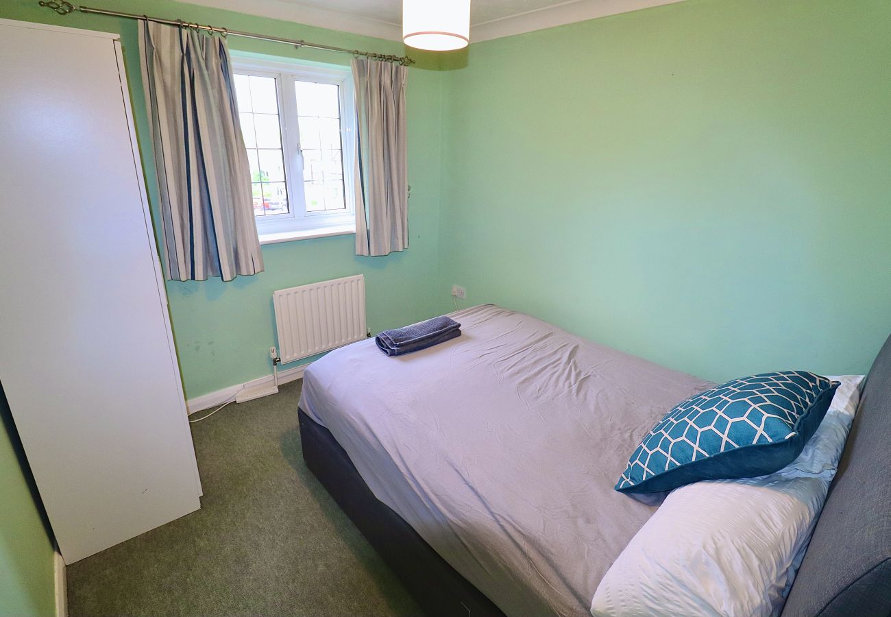 House in Winchester - Spacious 4 Bed Home in Winchester with Garden & Parking