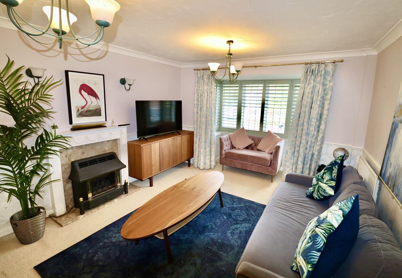 House in Winchester - Spacious 4 Bed Home in Winchester with Garden & Parking