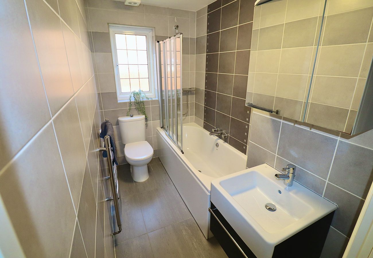 House in Winchester - Spacious 4 Bed Home in Winchester with Garden & Parking