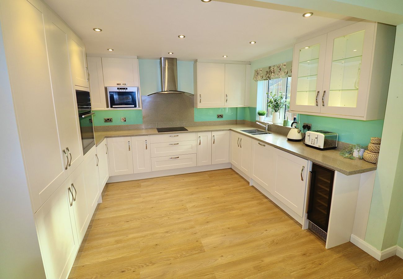 House in Winchester - Spacious 4 Bed Home in Winchester with Garden & Parking