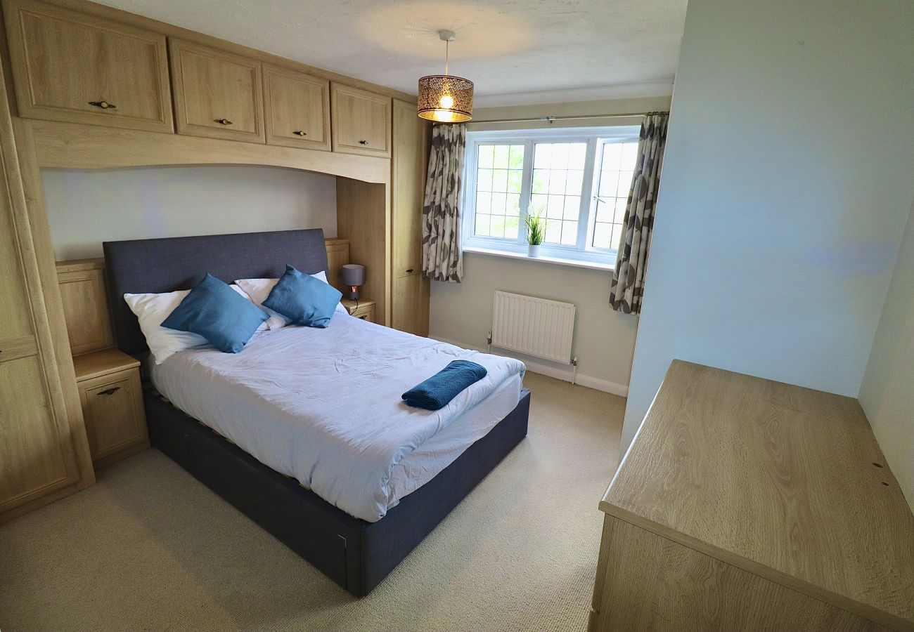 House in Winchester - Spacious 4 Bed Home in Winchester with Garden & Parking
