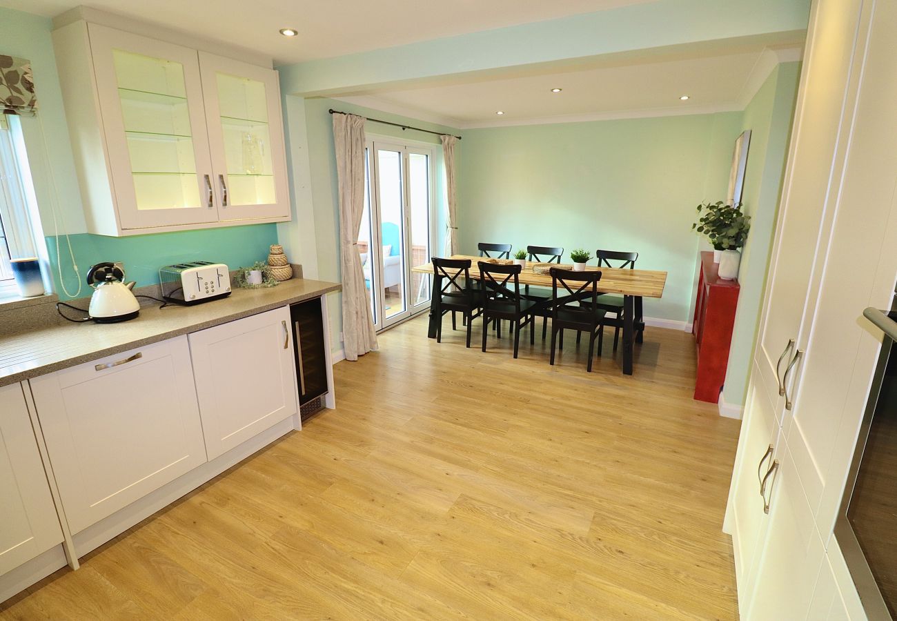 House in Winchester - Spacious 4 Bed Home in Winchester with Garden & Parking