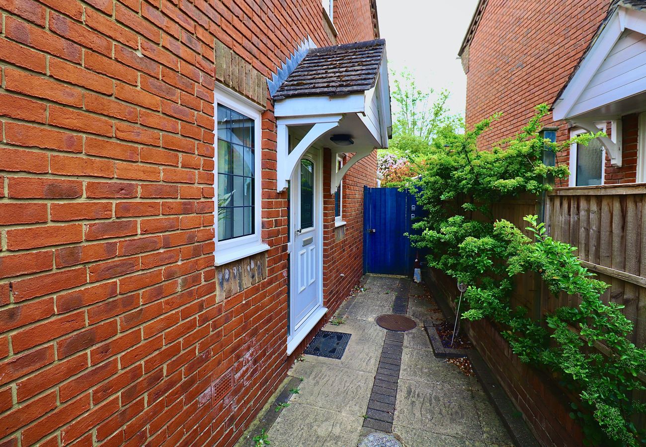 House in Winchester - Spacious 4 Bed Home in Winchester with Garden & Parking
