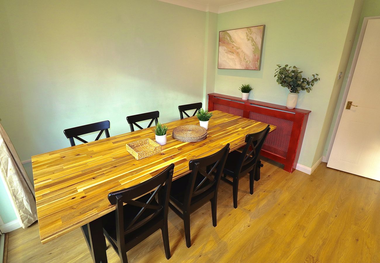 House in Winchester - Spacious 4 Bed Home in Winchester with Garden & Parking