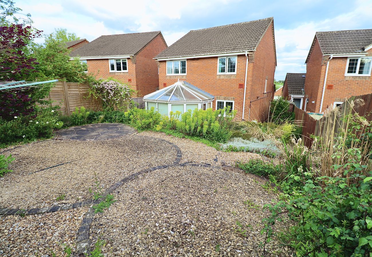 House in Winchester - Spacious 4 Bed Home in Winchester with Garden & Parking