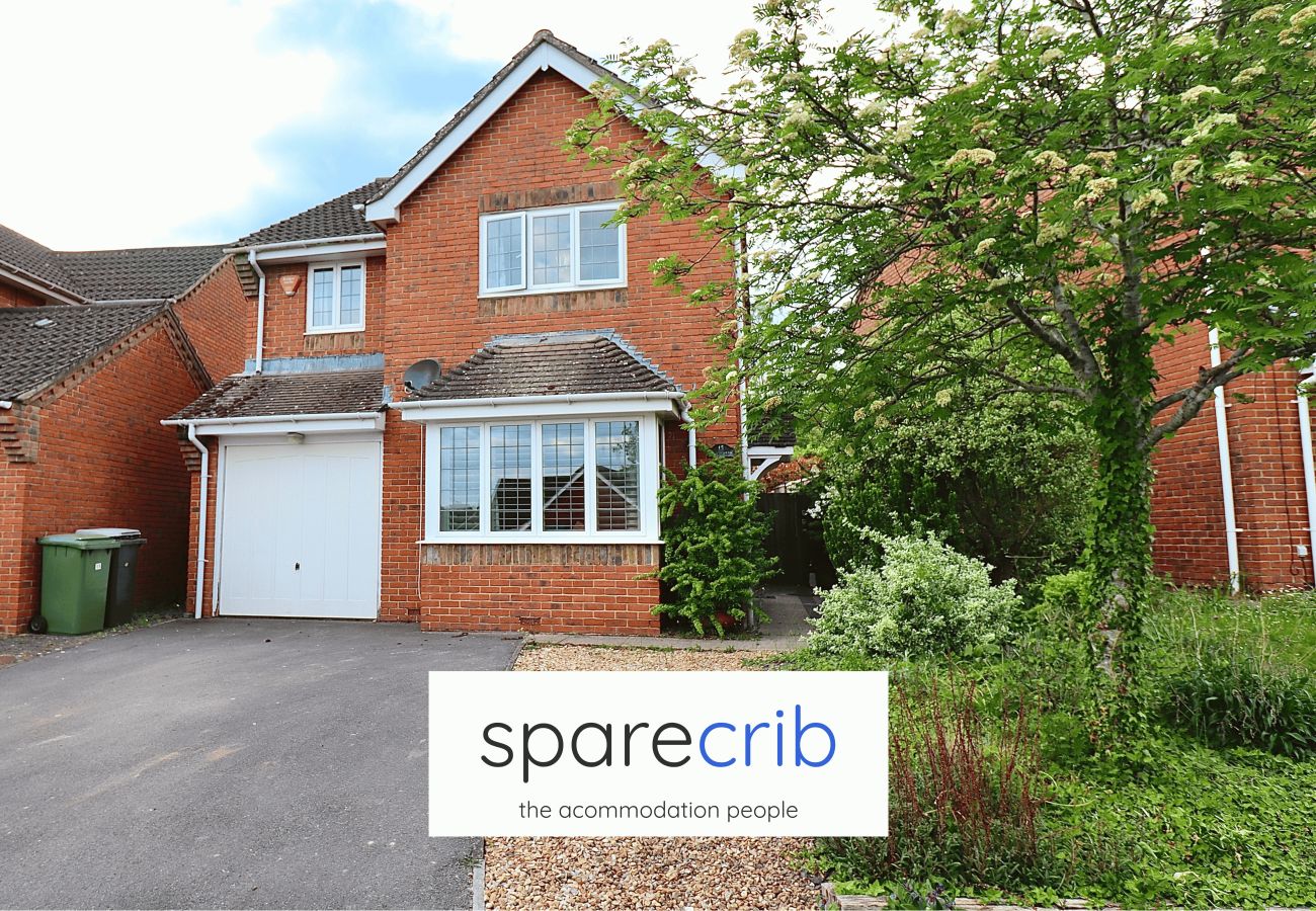 House in Winchester - Spacious 4 Bed Home in Winchester with Garden & Parking