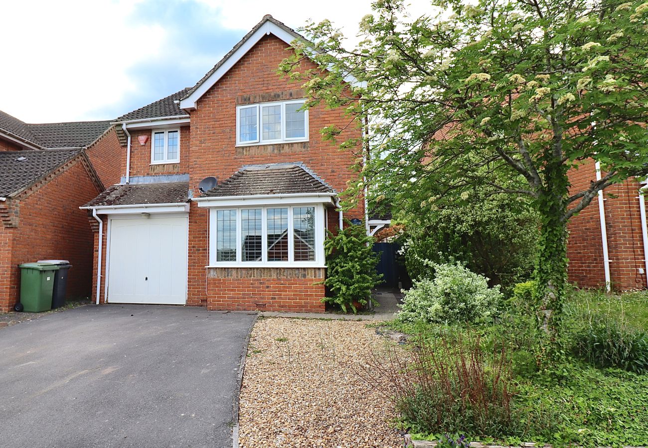 House in Winchester - Spacious 4 Bed Home in Winchester with Garden & Parking