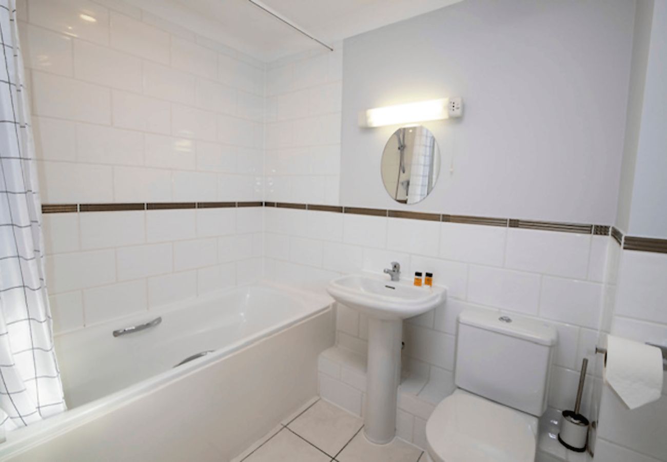 Apartment in Bracknell - Bracknell Spacious Ground Floor Apartment