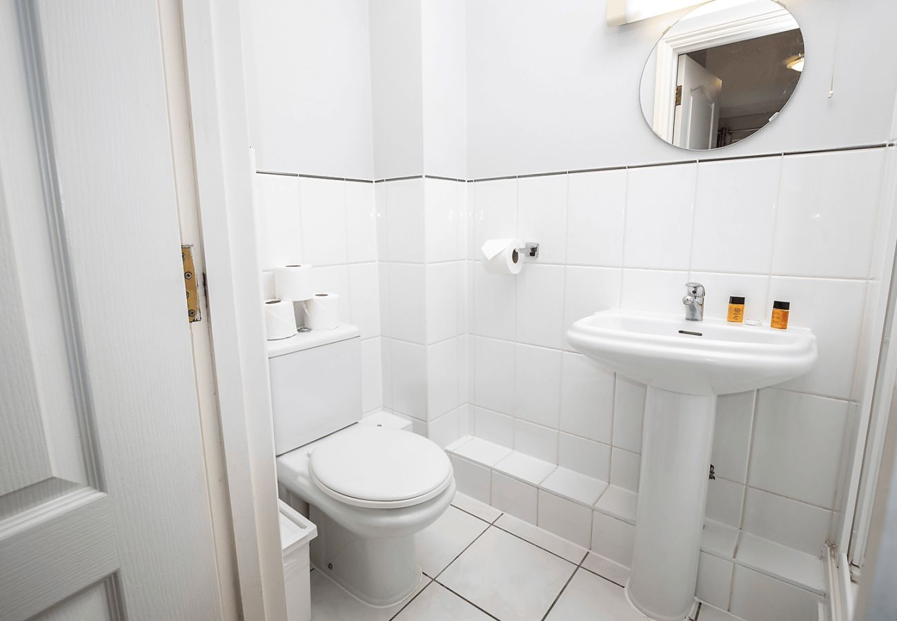 Apartment in Bracknell - Bracknell Spacious Ground Floor Apartment
