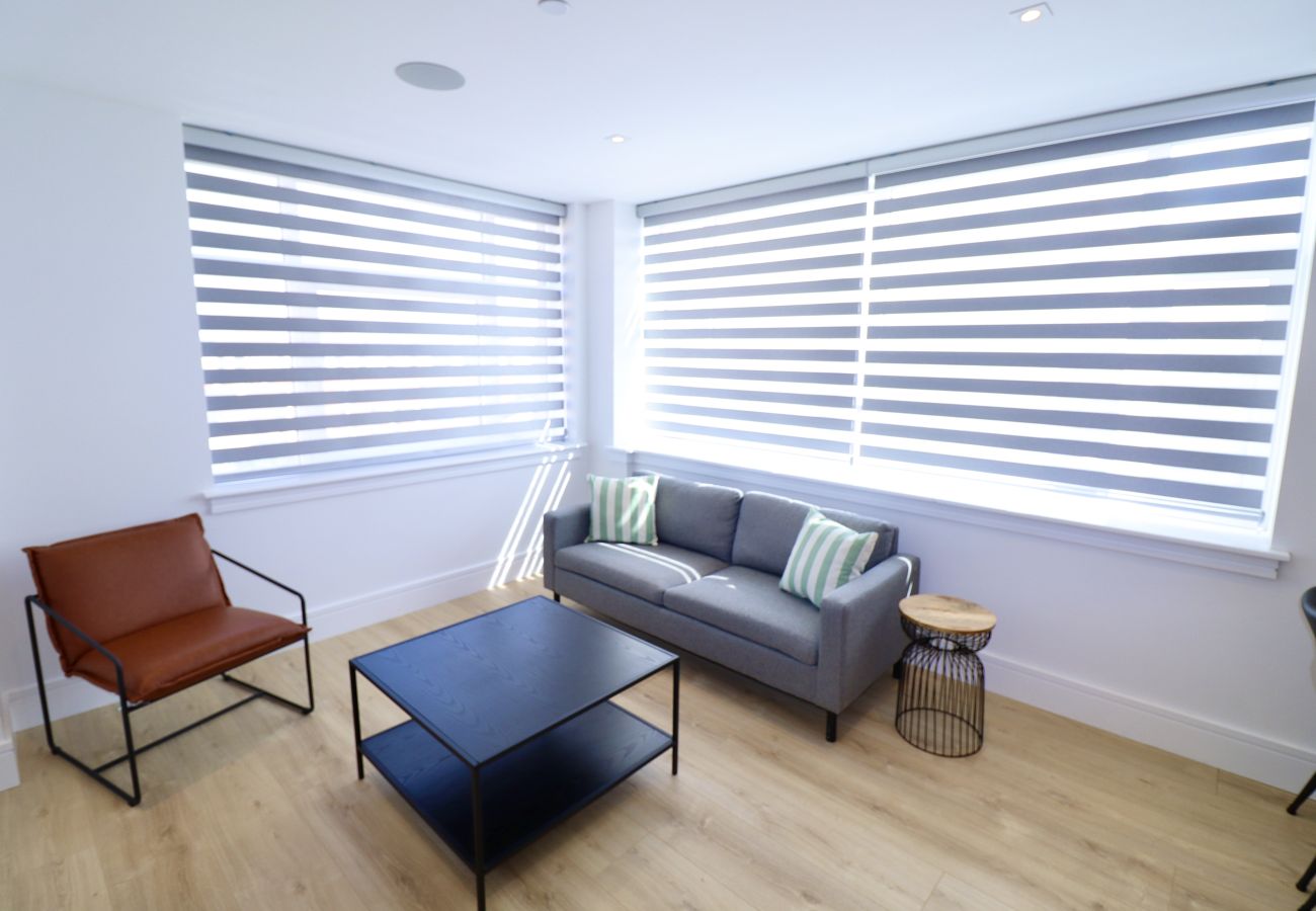 Apartment in Chertsey - Chertsey Modern 2-Bed Flat with Ensuite, Parking & Ultra-Fast WiFi