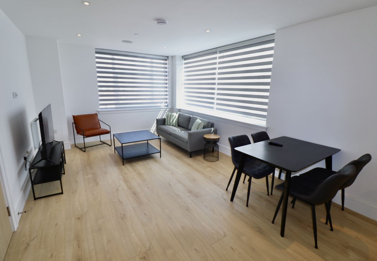 Apartment in Chertsey - Chertsey Modern 2-Bed Flat with Ensuite, Parking & Ultra-Fast WiFi