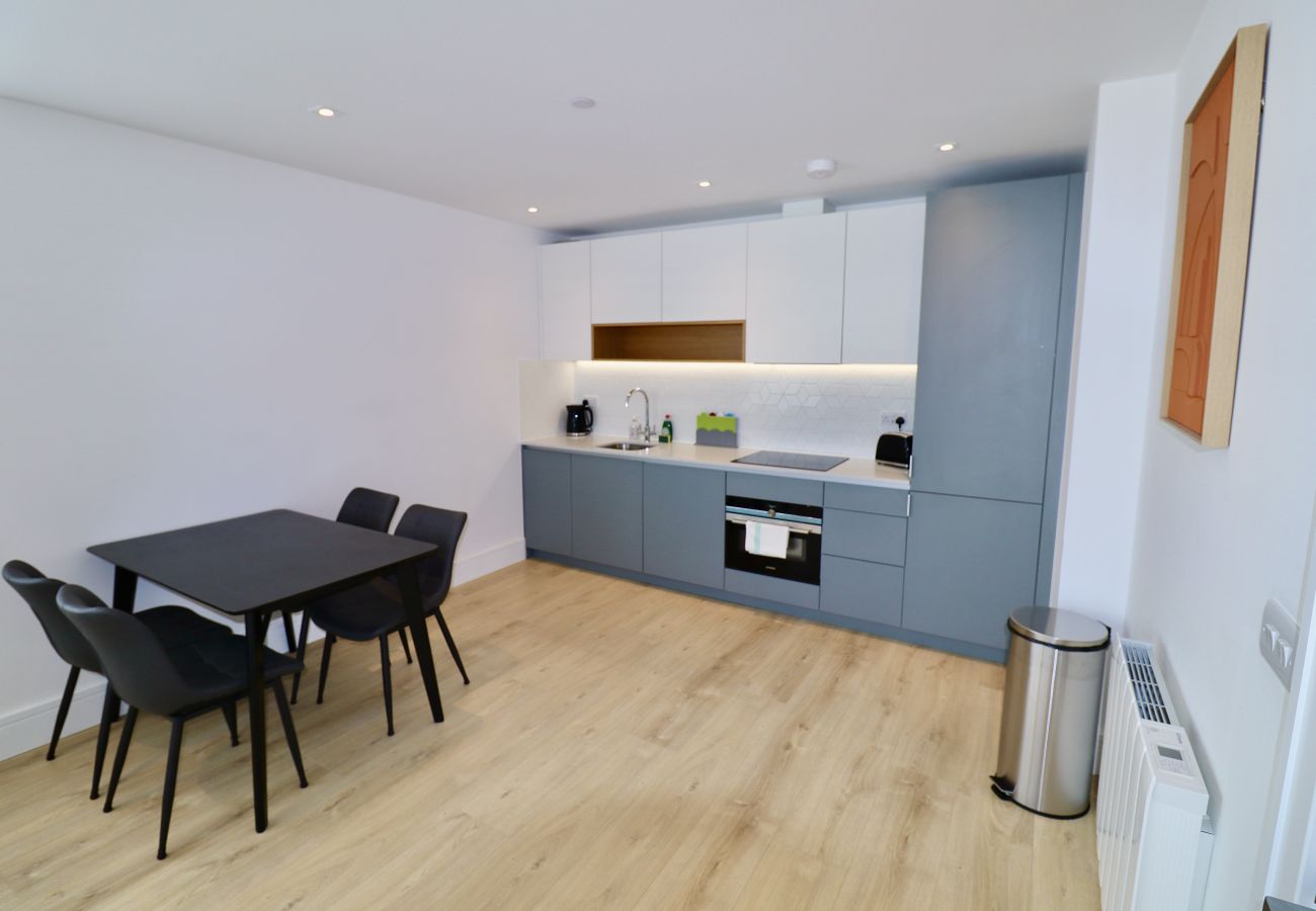 Apartment in Chertsey - Chertsey Modern 2-Bed Flat with Ensuite, Parking & Ultra-Fast WiFi