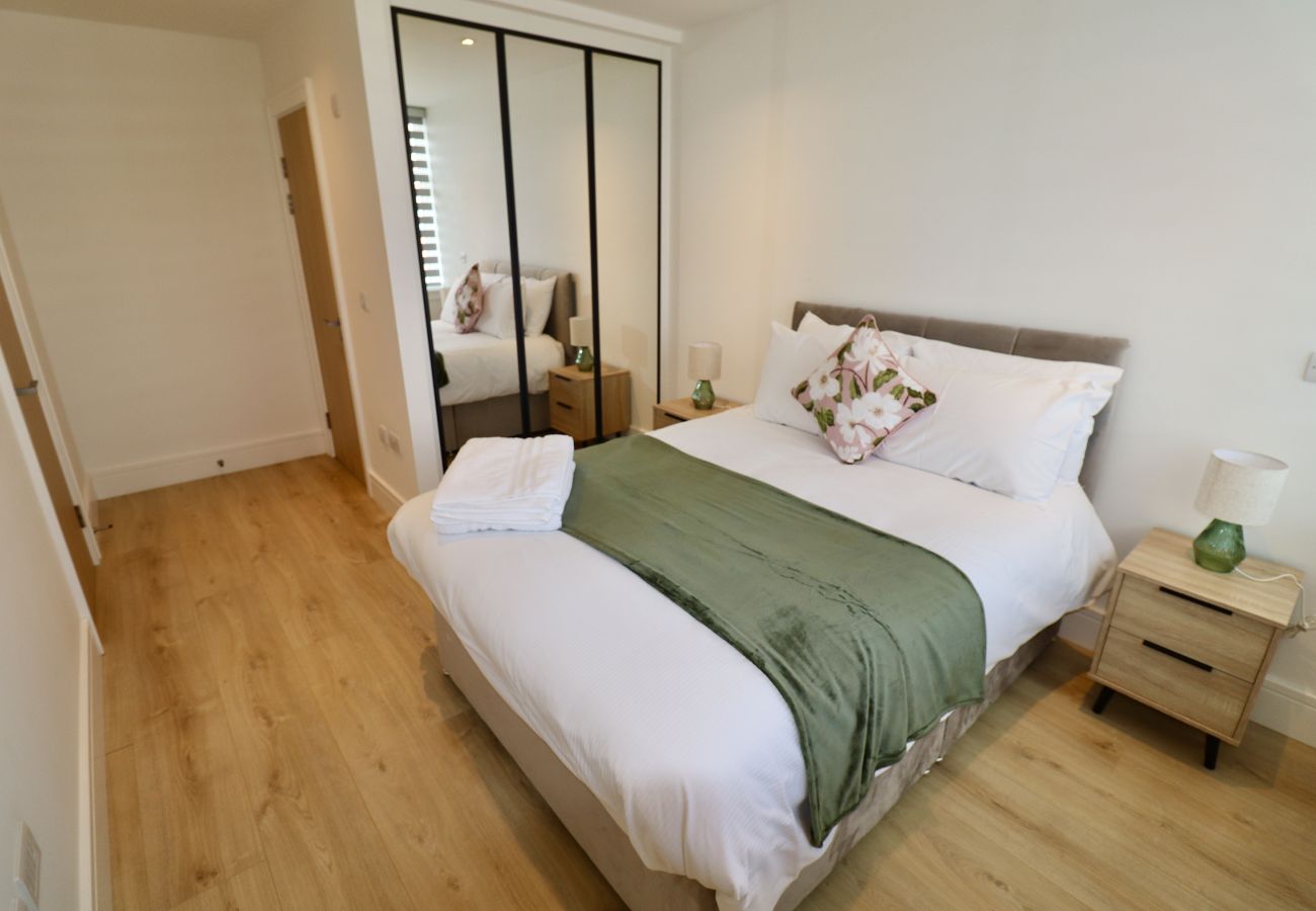 Apartment in Chertsey - Chertsey Modern 2-Bed Flat with Ensuite, Parking & Ultra-Fast WiFi