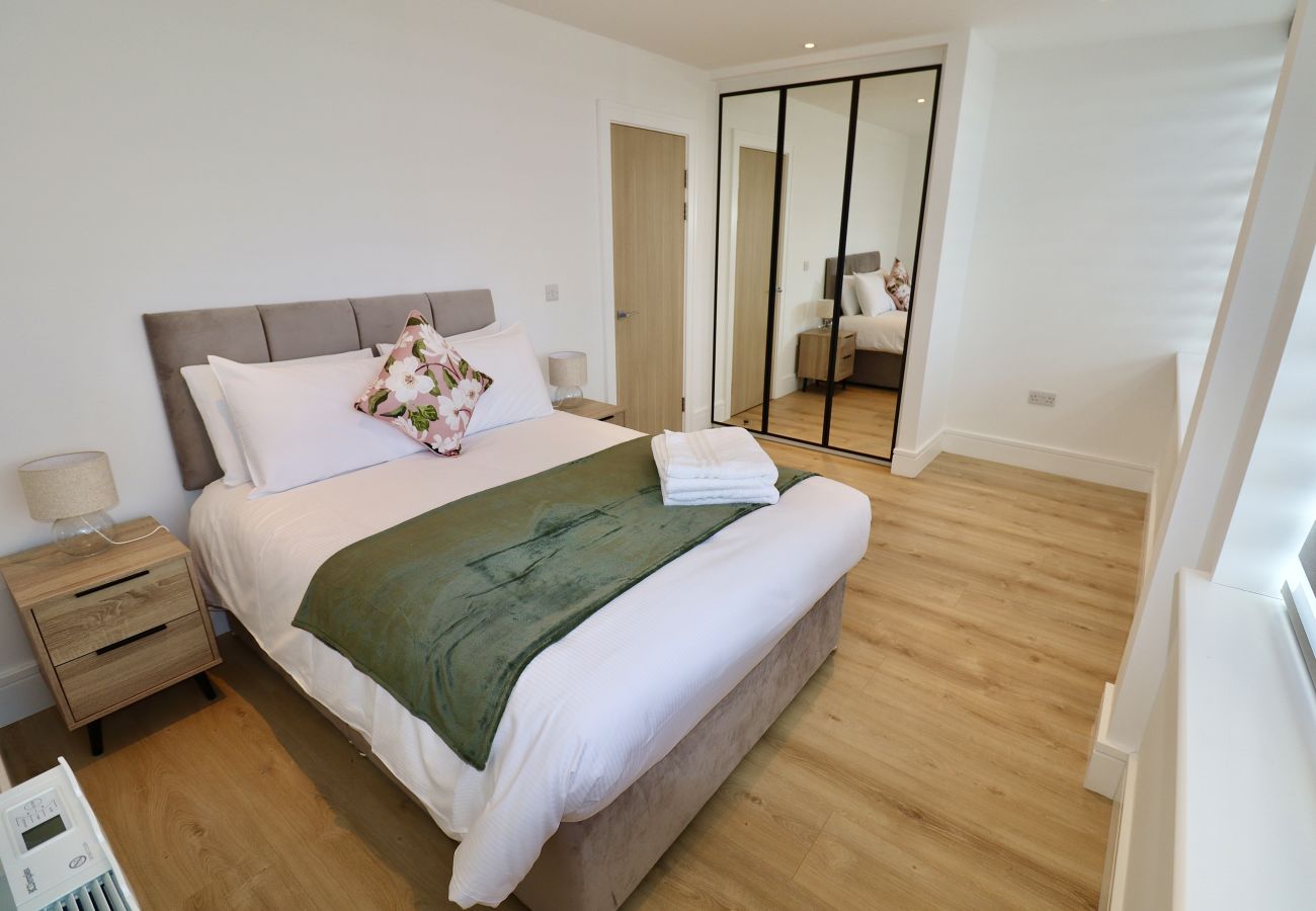 Apartment in Chertsey - Chertsey Modern 2-Bed Flat with Ensuite, Parking & Ultra-Fast WiFi