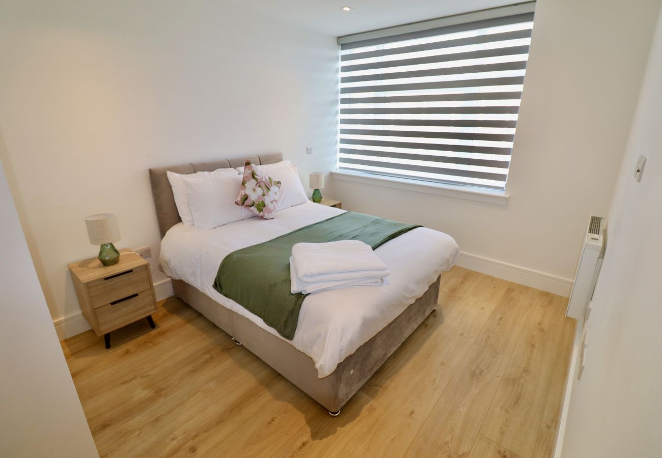 Apartment in Chertsey - Chertsey Modern 2-Bed Flat with Ensuite, Parking & Ultra-Fast WiFi