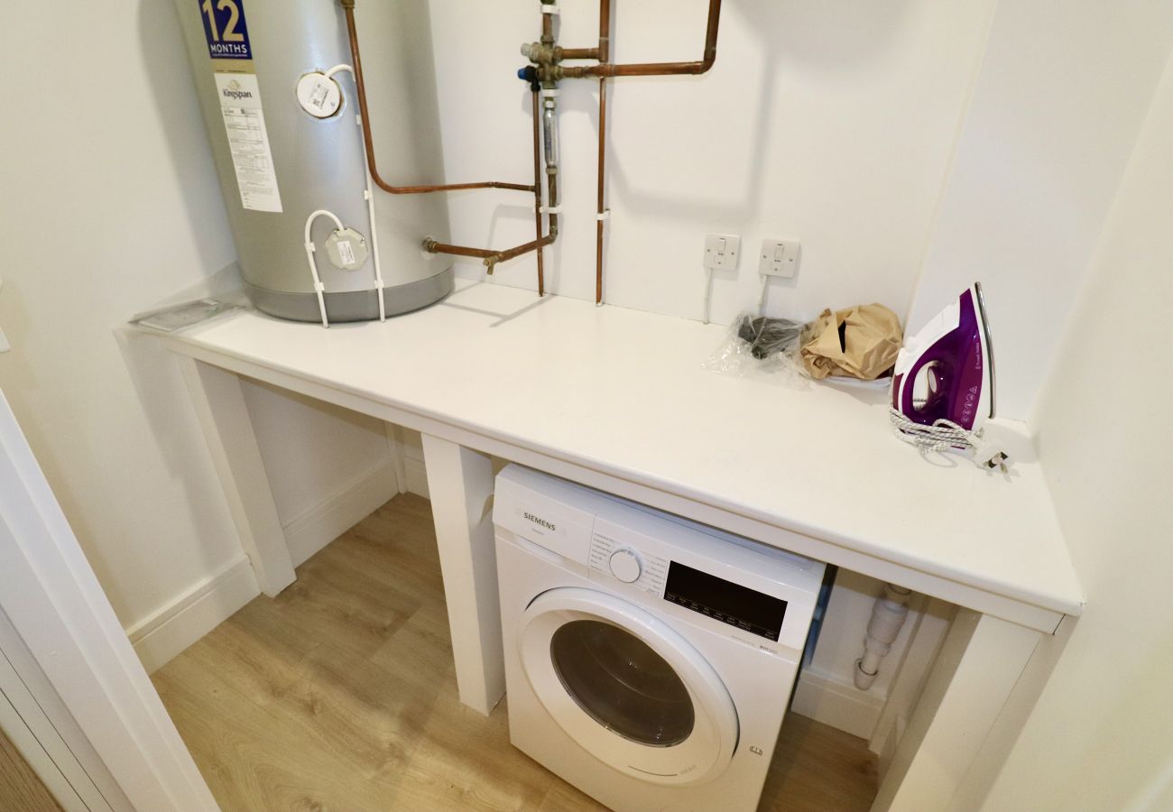 Apartment in Chertsey - Chertsey Modern 2-Bed Flat with Ensuite, Parking & Ultra-Fast WiFi