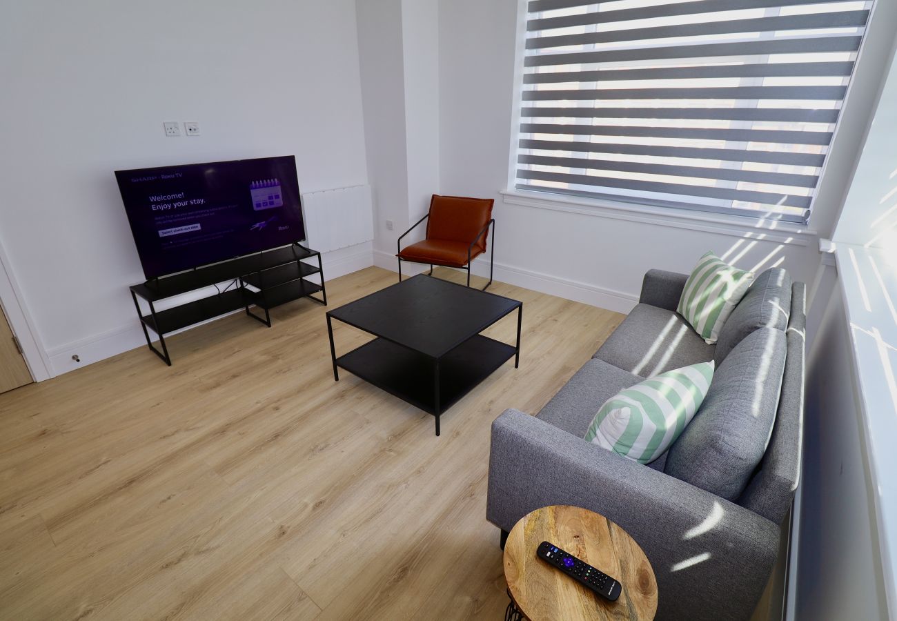 Apartment in Chertsey - Chertsey Modern 2-Bed Flat with Ensuite, Parking & Ultra-Fast WiFi