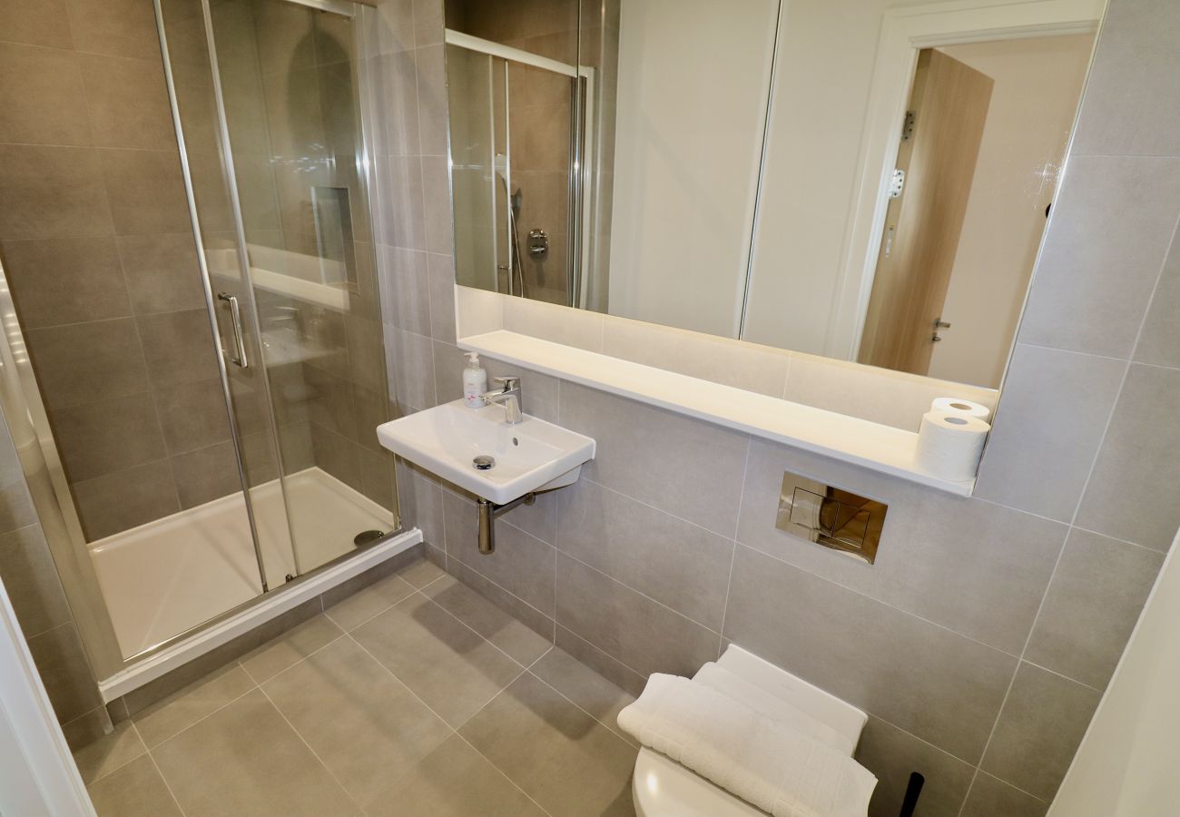 Apartment in Chertsey - Chertsey Modern 2-Bed Flat with Ensuite, Parking & Ultra-Fast WiFi