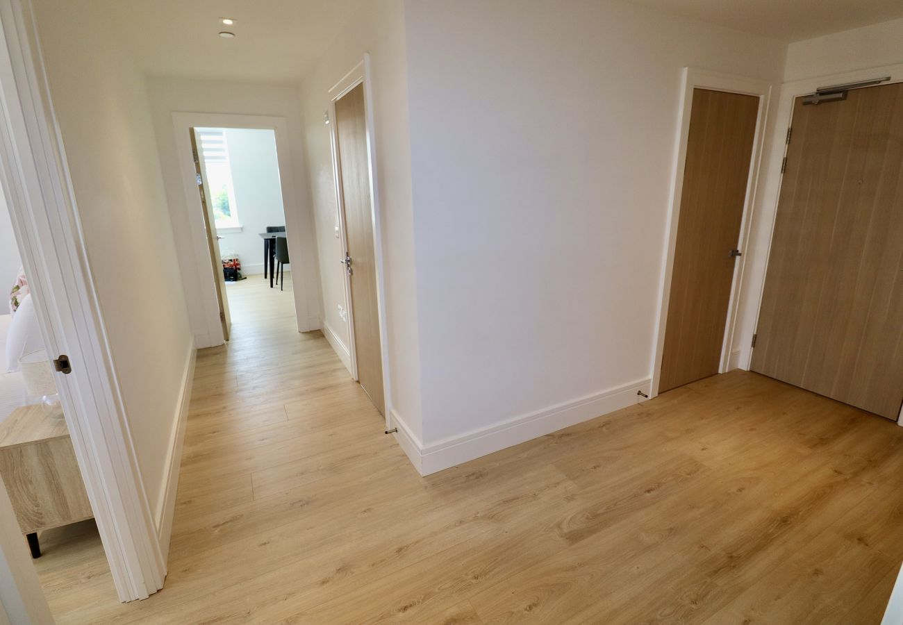 Apartment in Chertsey - Chertsey Modern 2-Bed Flat with Ensuite, Parking & Ultra-Fast WiFi