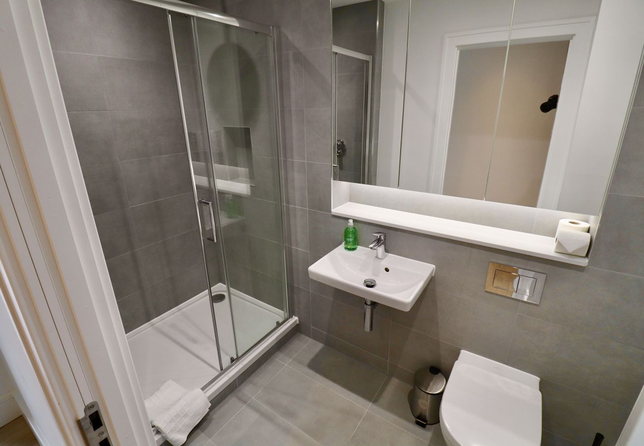 Apartment in Chertsey - Chertsey Modern 2-Bed Flat with Ensuite, Parking & Ultra-Fast WiFi