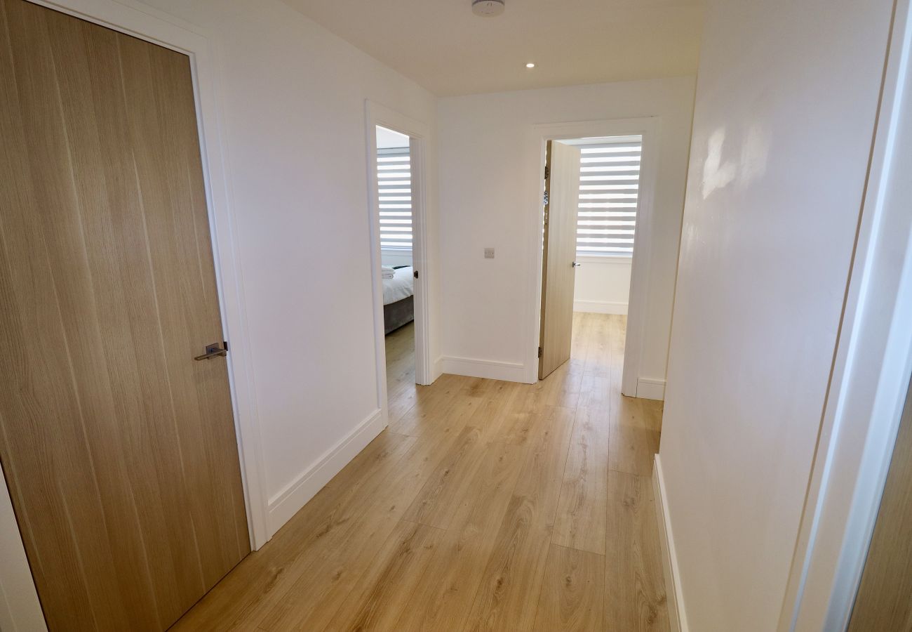 Apartment in Chertsey - Chertsey Modern 2-Bed Flat with Ensuite, Parking & Ultra-Fast WiFi