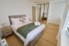 Apartment in Chertsey - Chertsey Modern 2-Bed Flat with Ensuite, Parking & Ultra-Fast WiFi