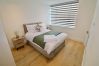 Apartment in Chertsey - Chertsey Modern 2-Bed Flat with Ensuite, Parking & Ultra-Fast WiFi