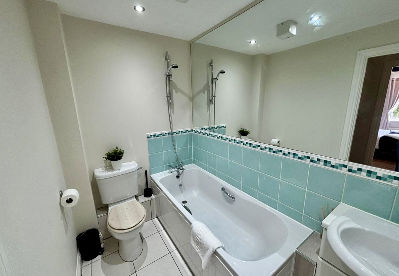 Apartment in Woking - Woking 2-Bed Flat with Balcony, En-Suite and Parking
