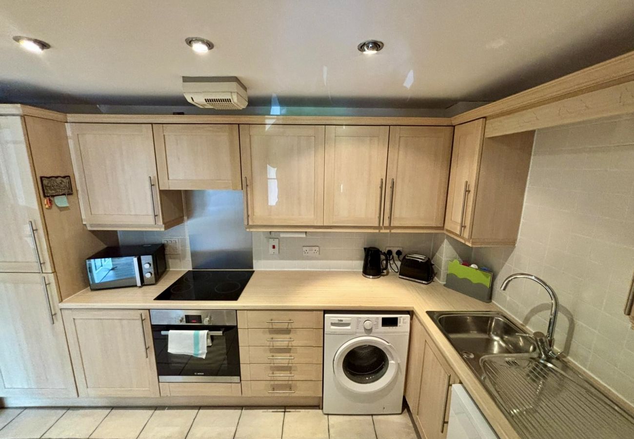 Apartment in Woking - Woking 2-Bed Flat with Balcony, En-Suite and Parking