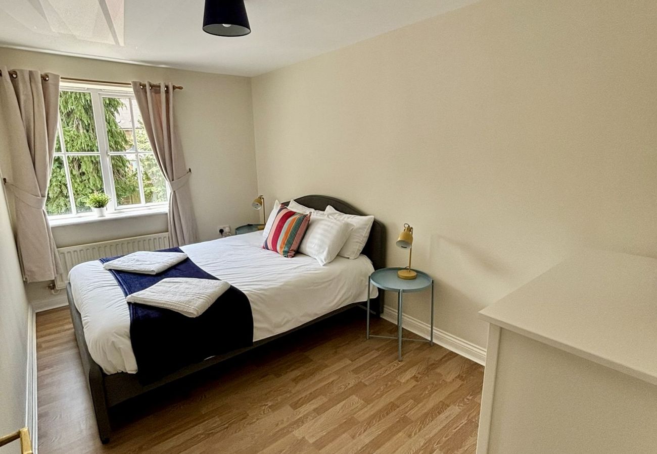 Apartment in Woking - Woking 2-Bed Flat with Balcony, En-Suite and Parking